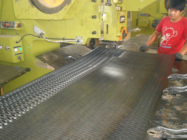 Galvanized Grip Strut punching hole